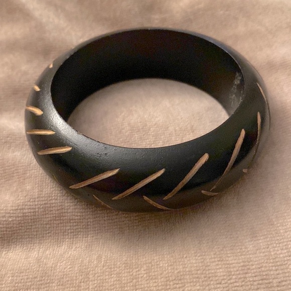 ✅African Vintage Chunky Black Wooden Carved Bangle Bracelet. - Picture 2 of 3